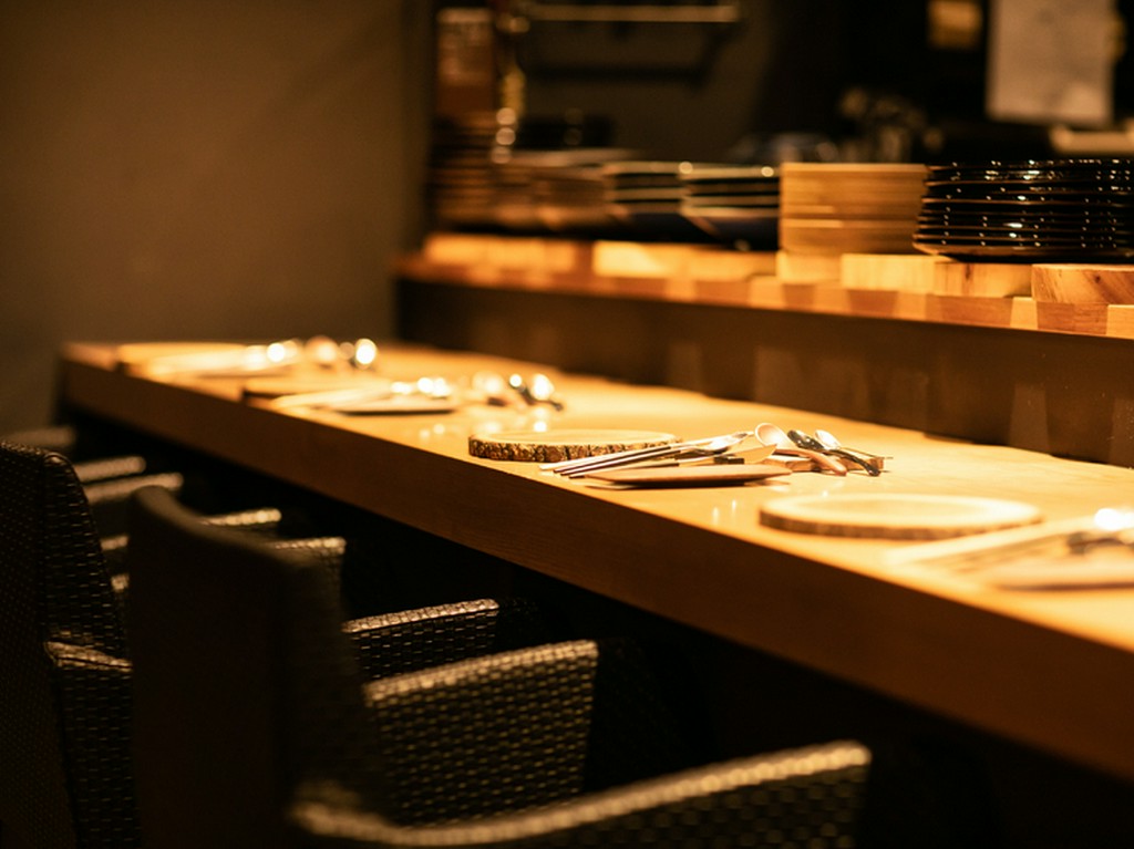 ランチタイムには“おひとりさま”も多い、自慢のカウンター