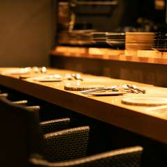 ランチタイムには“おひとりさま”も多い、自慢のカウンター