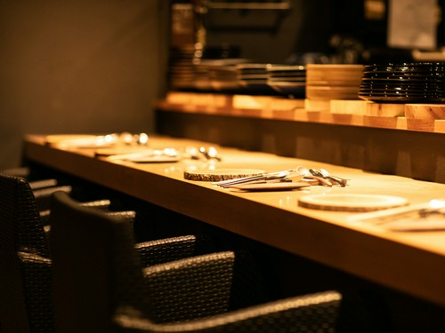 ランチタイムには“おひとりさま”も多い、自慢のカウンター