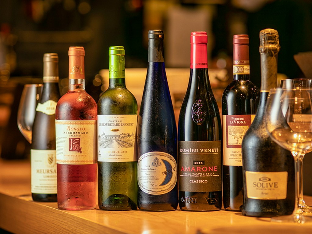 ソムリエが厳選したワインも取り揃え。美酒に酔いしれる一夜