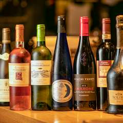 ソムリエが厳選したワインも取り揃え。美酒に酔いしれる一夜