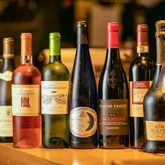 ソムリエが厳選したワインも取り揃え。美酒に酔いしれる一夜