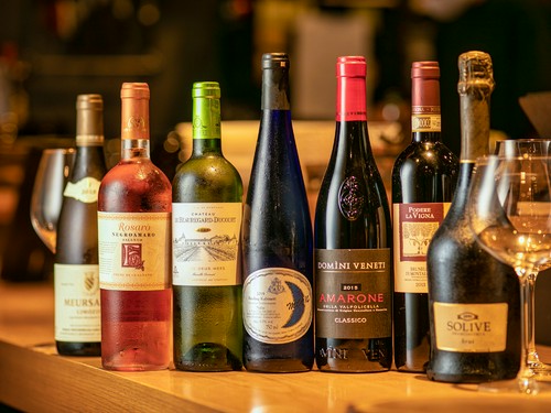 ソムリエが厳選したワインも取り揃え。美酒に酔いしれる一夜