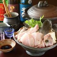 天然物の10キロ以上のクエだけが使われ、脂の乗った上品な味わいを堪能できます（季節限定の為、必ず事前に店舗へご確認ください）。そのほか、フグ、蟹、鱧、すっぽんなど旬の素材の鍋も相談可能。
