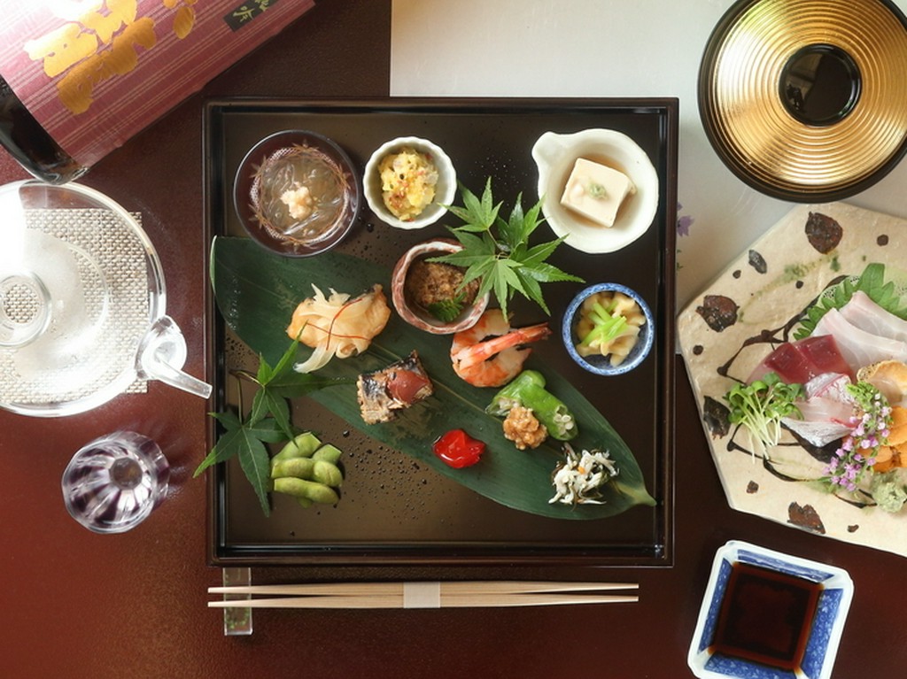 上質な料理を少しずつ楽しむ『先付八寸』