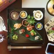 10から12種類の品々を味わえる先付八寸。旬の素材が使われ、料理人が丁寧な下ごしらえを施した品々は、舌だけでなく心も満たしてくれます。