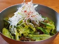 新鮮な葉野菜と自家製ドレッシング
旨味と栄養たっぷりMARU自慢の手造りサラダ
S　550円／W　770円