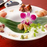 毎日丸鶏で仕入れる「高坂鶏」のお造りは「ももタタキ」「ささみ」「ずり」「生レバー」など5～6種を盛り合わせ。仕入れ状況により内容が変わります。『おまかせコース』の一品としても楽しめます。