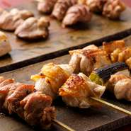 「高坂鶏」各部位の特色を活かして串打ち・味付・焼きを施した串各種。むね肉に鳥皮を巻き香ばしく焼いた「だきみ」などで一星だけの味に出合えます。コースで堪能する他、アラカルトで追加注文も可能です。