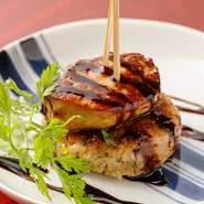 「高坂鶏」のつくねは旨味が濃くてジューシー。力強い味わいなのでフォアグラに引けを取りません。二種のバルサミコソースを合わせた特製ソースが素材を纏め上げ、ワインによく合う上質な風味です。