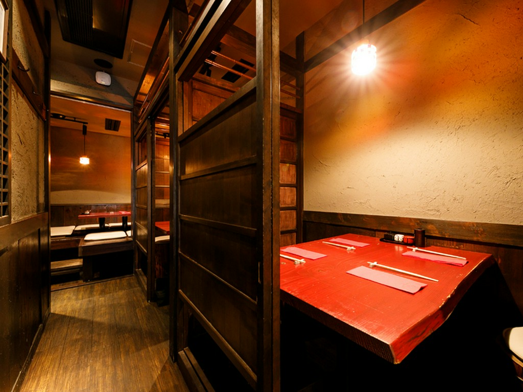 大小3つの個室は最大8名で利用可能