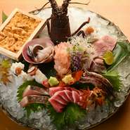 仕入れによって、その日一番の魚介を味わえる一品。一皿に盛られた食材は種類豊富で、いろいろな味を少しずつ味わえる贅沢なお造りです。
（10,000円～のコースの一品）