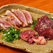 京都のブランド地鶏「京赤地鶏」をその日の朝にしめ、刺身にした盛合せ。すだちの香りが爽やかな自家製ポン酢あるいはごま油でいただきます。