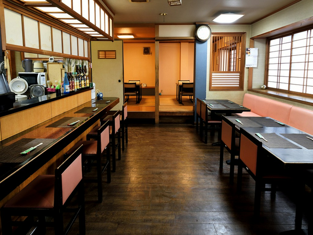 1階全景（カウンター席もあります）