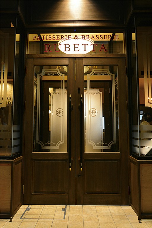 明るい雰囲気の店内で楽しむひととき