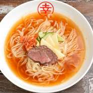 牛骨、牛筋、牛テールを8時間かけて煮込んだテールスープをベースにした『辛！韓国冷麺』。まずは一口、しっかりと効いた牛の出汁を味わってから、好みでちょっと酢を足すのが通の食べ方です。
