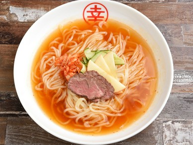 牛の出汁がしっかりと効いた『辛！韓国冷麺』は焼肉専門店ならではの味わい