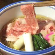 飛騨牛がしゃぶしゃぶのように柔らかく、お肉の旨味が出汁と相まっておいしく仕上がっております。秘伝のつゆと飛騨牛の旨味の融合は相性抜群です。