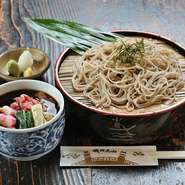 冷たいお蕎麦を温かいおつゆで頂きます。飛騨牛の旨味と焼ネギの香りを感じられる一品です。一番人気の商品となっています。