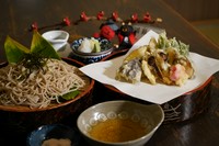 松茸の天ぷらに季節の野菜天ぷら お塩と天つゆで、お楽しみにください。
ざるそばとの相性も抜群です。