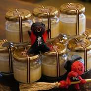 そば粉の入ったプリンです。
二層に仕込んだそばプリン、それぞれの食感をお楽しみいただけます。
自家製の黒蜜でいただきます。