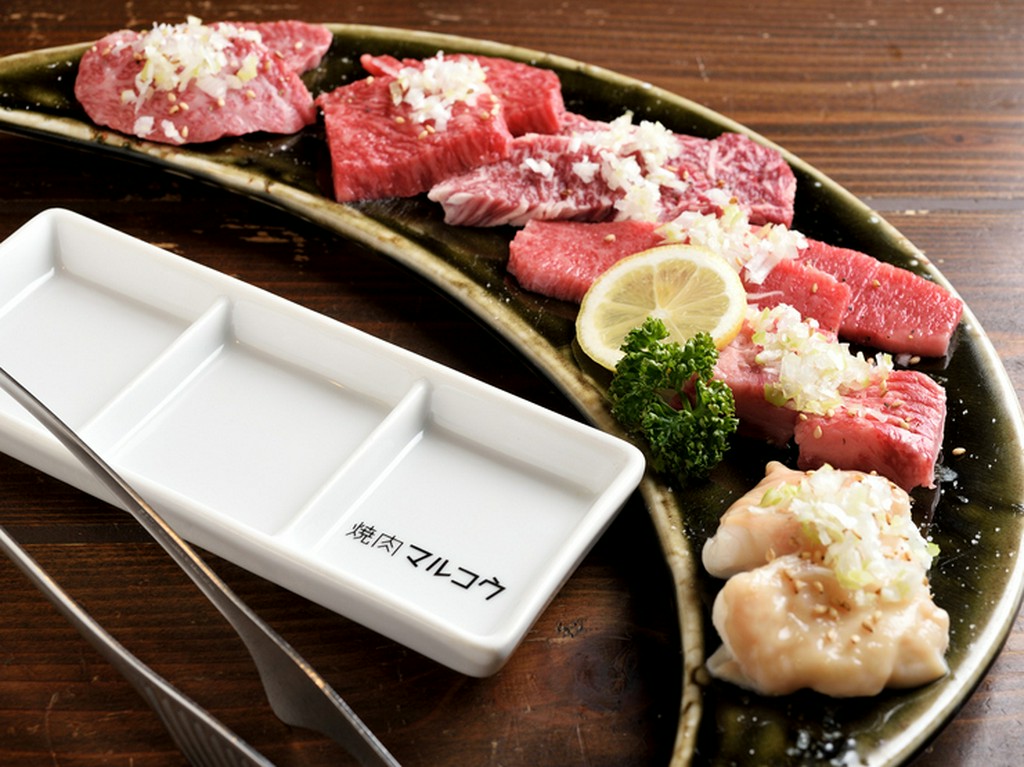 精肉店が直営する焼肉店ならではの『和牛厳選盛り』で希少部位を食べ比べ