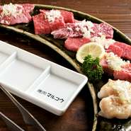 希少部位6種類の食べ比べが満喫できる『和牛厳選盛り』は精肉店直営の焼肉店ならではの一品。少人数で訪れても、多種類が少しずつ堪能できると、常連のゲストにも大好評です。