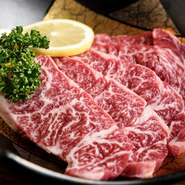 流通量がかなり限られているという超希少な『黒毛和牛上ハラミ』の堂々たる風格に圧倒されます。肉本来の濃厚な旨みと豊潤な風味が際立つ、至高の味わいです。