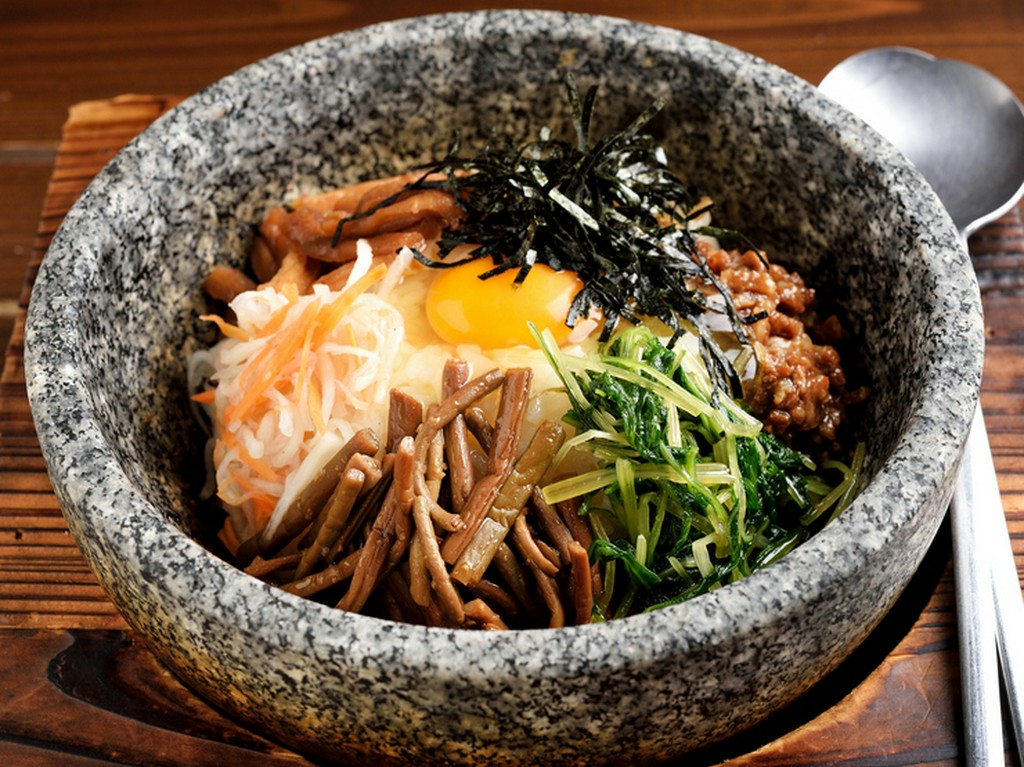 おこげの香ばしいかおりと、ピリ辛コチジャンがベストマッチの『石焼ビビンバ』