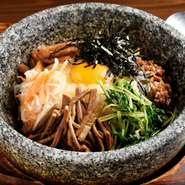 自家製のナムルがたっぷりとのった『石焼ビビンバ』は〆にオススメの一品。トロリとした玉子の甘みとおこげの香ばしいかおり、ピリ辛のコチジャンが食欲を大いに刺激します。