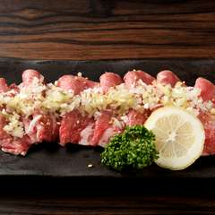 炙れば染み出る肉汁をたっぷりのネギと味わう稀少な『黒毛和牛上タン』