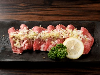 炙れば染み出る肉汁をたっぷりのネギと味わう稀少な『黒毛和牛上タン』