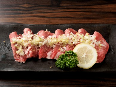 炙れば染み出る肉汁をたっぷりのネギと味わう稀少な『黒毛和牛上タン』