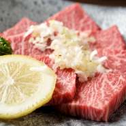 上ロースは、赤身と脂身のサシのバランスがよい人気の部位です。とろける脂は甘く、カルビよりもさっぱりとした後味。黒毛和牛の肉質の良さを存分に楽しめます。