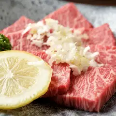 肉の旨みととろける脂身のバランスの良さが人気の『黒毛和牛上ロース』