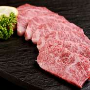 脂の濃厚な旨みと甘み、香りが存分に味わえる『黒毛和牛上カルビ』。一番サシが入りやすいという上カルビの肉質に惚れ惚れとします。上質な肉ならではの柔らかな食感をご堪能あれ！