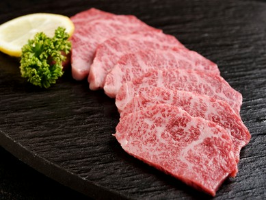 見事なサシに惚れ惚れとする『黒毛和牛上カルビ』の濃厚な旨みと甘みを堪能