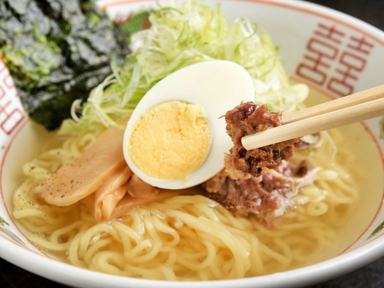 ホロリとくずれるテール肉をトッピングした『テールラーメン』は焼肉店ならではの味
