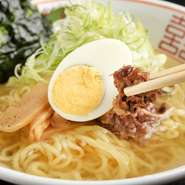 牛骨、牛すじ、牛テールを8時間煮込み、完成させた白濁スープを使った、焼肉店ならではのラーメン。ホロリとくずれる柔らかな食感のテール肉と奥行のあるスープが五臓六腑に沁みわたります。
