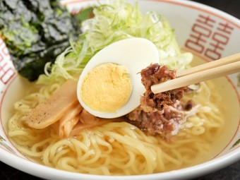 ホロリとくずれるテール肉をトッピングした『テールラーメン』は焼肉店ならではの味