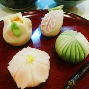 五島の地酒に四季折々の野菜、米やお茶まで、まさに五島を旅しているかのような素材とメニューでおもてなし。時期によって変わる可愛い「和菓子」も必食！