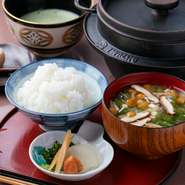 飲んだ後の〆には、あご、いりこ、かつお、昆布、干しシイタケなど、日替わりで5種以上のだしでつくった味噌汁を釜炊きのご飯と一緒にどうぞ。具材は豆腐や油揚げ、五島から届くあおさなど日によって変わります。