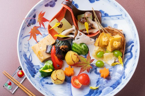 季節の華やぎに心躍る『八寸』。日本酒の最高のお供です