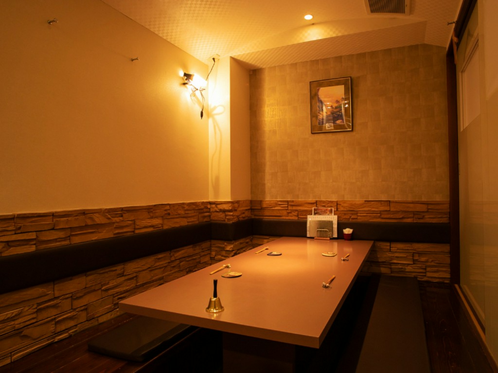 重厚で趣のある個室のテーブル席。特別な時間をお過ごしください