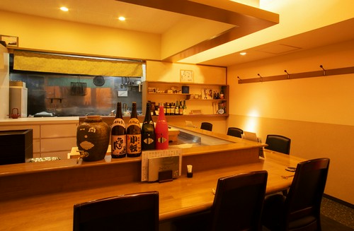 お一人様でも楽しめるカウンター席。ゆったり過ごせます