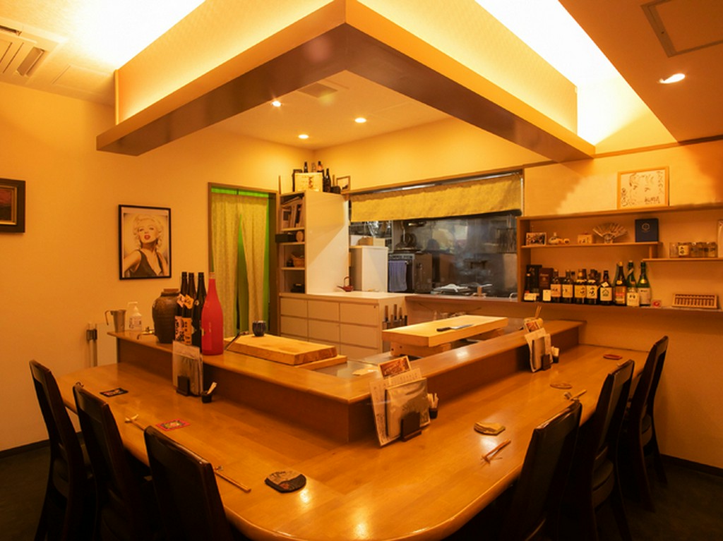 カウンター席で店主の話を聞きながら飲むのも楽しみのひとつ