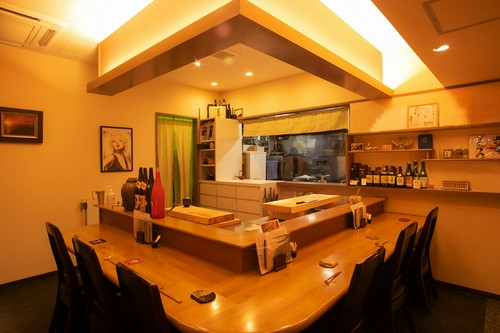 カウンター席で店主の話を聞きながら飲むのも楽しみのひとつ