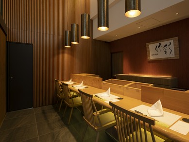 和を基調とした落ち着いた空間でお食事いただけます。