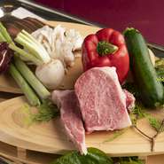 本日の前菜やサラダに使われるレタスなどの野菜は、糸島産のものがメイン。肉は博多黒毛和牛のロースが使われています。サシが適度に入っており脂身は甘く、肉の旨みも堪能できる逸品です。