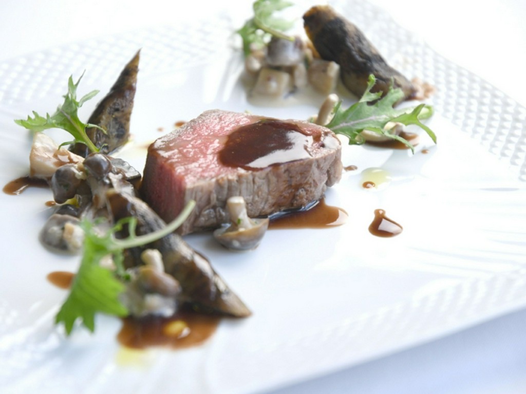 2種類の肉を食べ比べできる『創作鉄板コース　伊都-ito-』